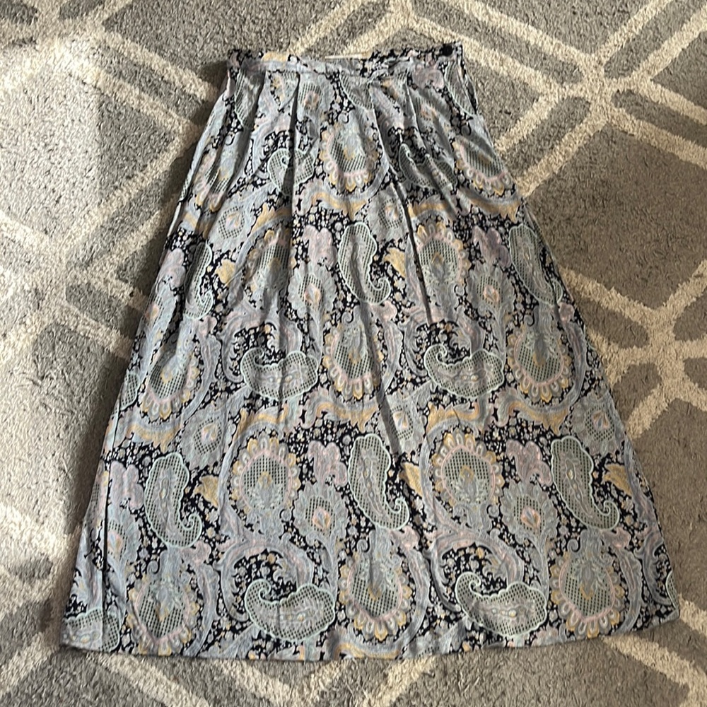 Super cute long patterned skirt